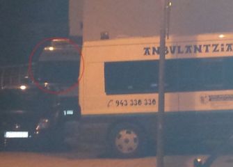 Dos ambulancias fuera de servicio aparcadas en el mismo barrio (una de ellas encima de la acera)