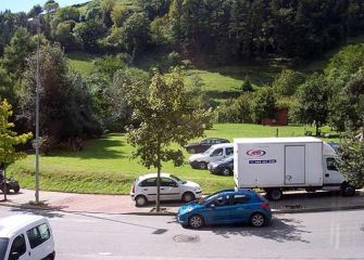 Invasión de coches en la zona verde de Azitain-Eibar