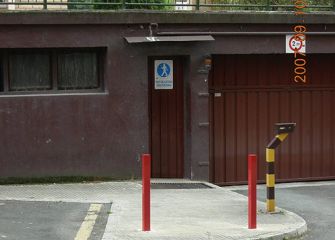 La puerta de garage para peatones que mas molesta en el mundo