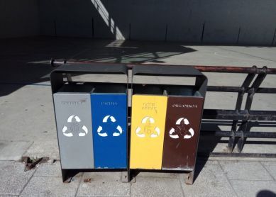 Papeleras de recogida selectiva de basuras, de adorno