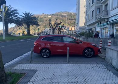 Coche en la acera