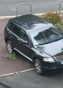 Vehículo mal estacionado, abandonado