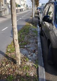 Acera rota , al lado de aparcamiento ota