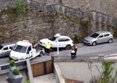 ¿ Sabias que el Ayuntamiento de San Sebastián retira de la calle los coches bien aparcados ?