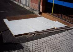 Acceso MUY PELIGROSO a patio de colegio