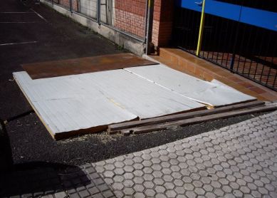 Acceso MUY PELIGROSO a patio de colegio