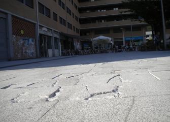 Acera destrozada en plaza Hirutxulo