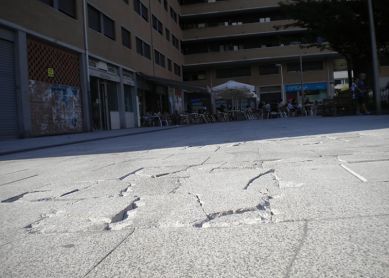 Acera destrozada en plaza Hirutxulo