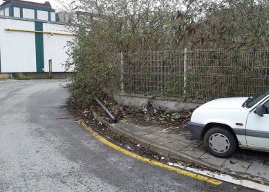 Acera impracticable y suciedad