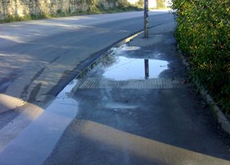 Acera intransitable en Egia