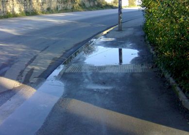 Acera intransitable en Egia