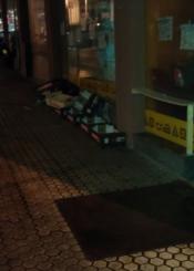 acera llena de cajas