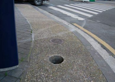 Acera peligrosa en Toribio Alzaga