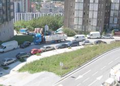 Aceras para coches y carretera para peatones