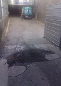 Agujero en la entrada a urgencias del Hospital Donostia