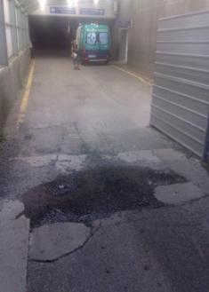 Agujero en la entrada a urgencias del Hospital Donostia