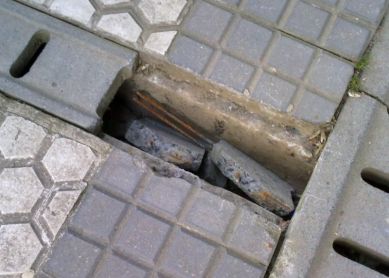 Agujero peligroso en parque infantil y entrada de colegio.