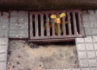 Alcantarilla y falta de baldosa