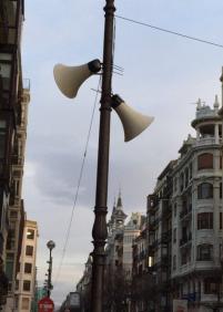 ¡Altavoces peligrosos en la calle Urbieta!