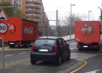 Aparcamiento de camiones en la calle Autonomía