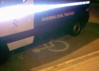 aparcamiento de minusvalidos y guardia civil