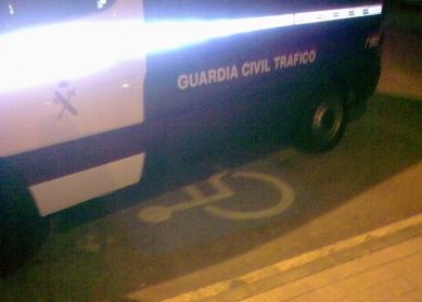 aparcamiento de minusvalidos y guardia civil