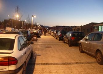 Aparcamiento en la acera de Riberas de Loyola