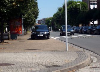 Aparcamiento en las aceras