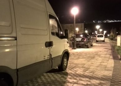 Aparcando en la acera.