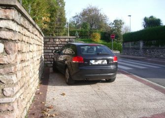 Aparcando encima de la acera