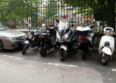 Aparcar motos en zona de residentes