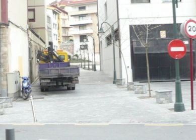 APARQUE SU CAMIÓN  EN ZUMAIA DONDE LE DE LA GANA
