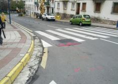 Arqueta hundida convertida en resalto, sin rebaje de paso de peatones, un DESPROPOSITO.