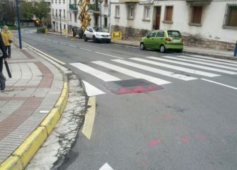 Arqueta hundida convertida en resalto, sin rebaje de paso de peatones, un DESPROPOSITO.