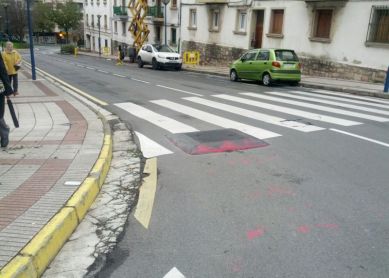 Arqueta hundida convertida en resalto, sin rebaje de paso de peatones, un DESPROPOSITO.