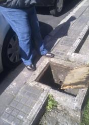 Arqueta tapada con tabla podrida