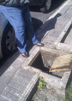 Arqueta tapada con tabla podrida