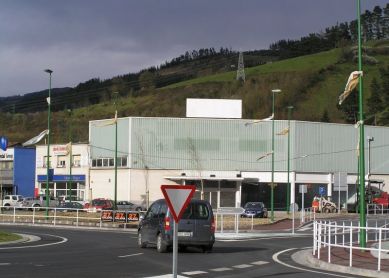 Aspecto lamentable en la nueva rotonda de Bergara.