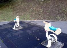 Astillas peligrosas en los balancines del parque