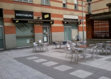 Bar cerrado y la terraza puesta