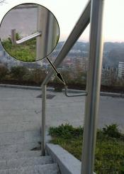 Barandilla rota en parque de niños