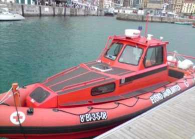 Barco de salvamento nuevo en dique hundido