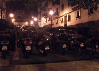 Barrera de motos en el único paso peatonal