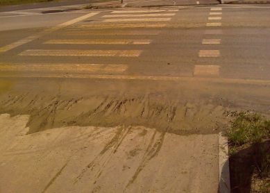 Barrizal en el paso de peatones y bidegorri