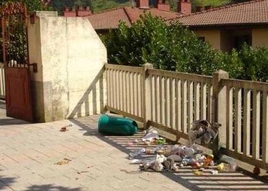 Basura ante la guardería