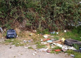 Basura en bidegorri junto al río