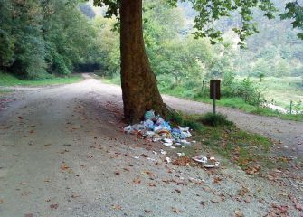 Basura en el bidegorri a Endarlaza