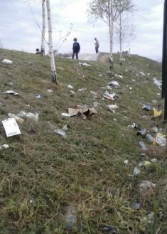 Basura en el parque infantil de Pagola