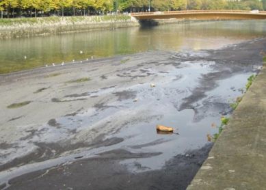 Basura en el río Urumea