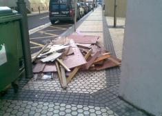 Basura en la acera